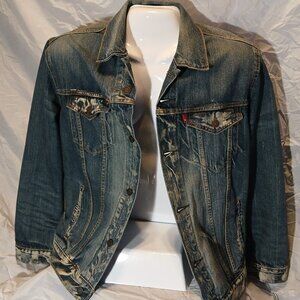 Share Levi's Trucker Jacket